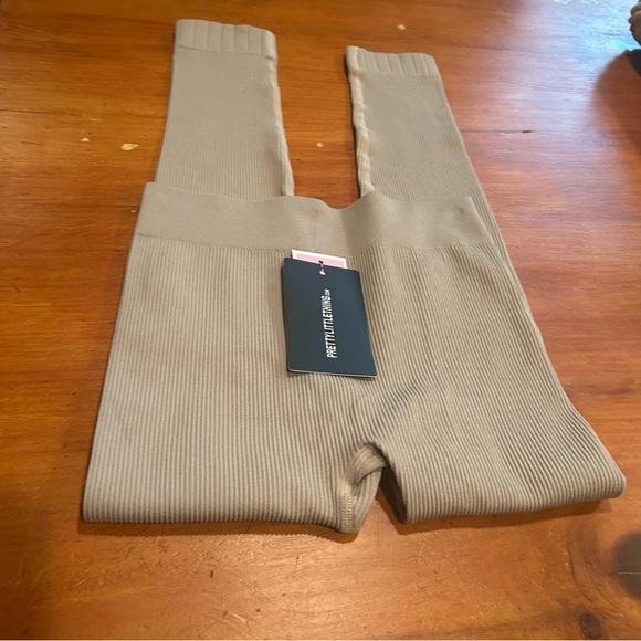 NWT PrettyLittleThing Ribbed Tan Leggings women’s Medium. Athleisure Workout - Picture 1 of 10